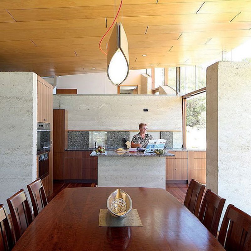 Encasing the slender UC steel columns in rammed earth walls gave the structure enough strength to avoid using cross bracing.