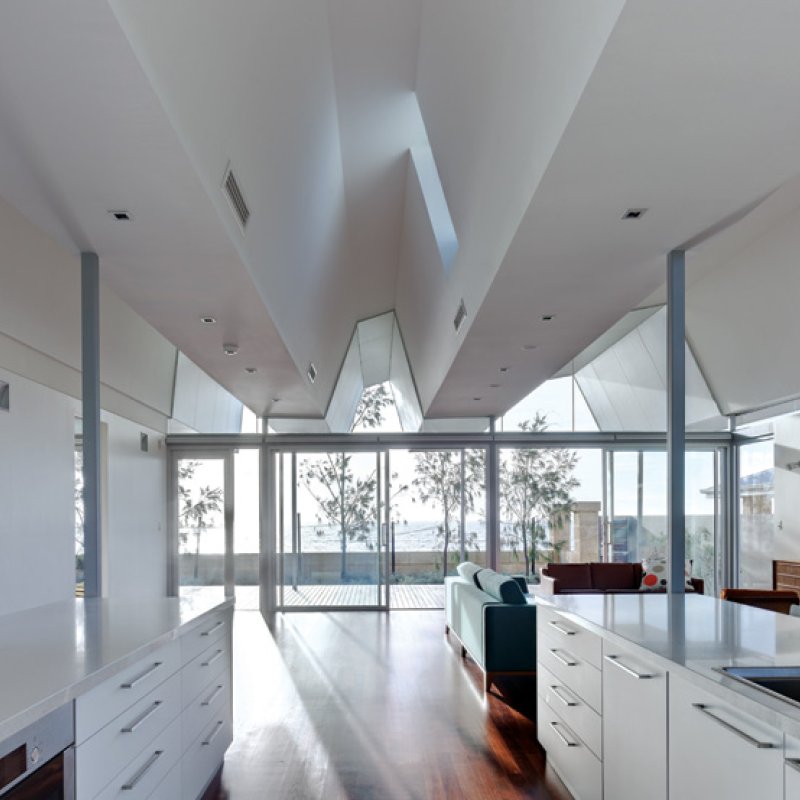 Courtyards on the northern and southern sides mean that the rooms closest to the street benefit from borrowed views thanks to expansive glazing and the open-plan living area at the western end.