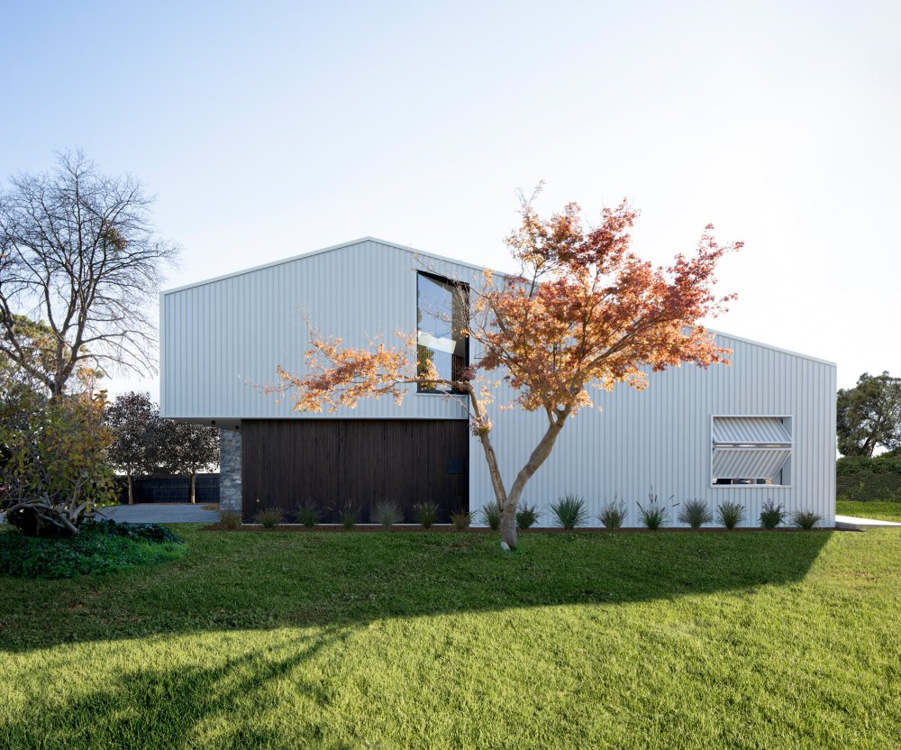 Residence Balwyn North, VIC, walling using profile LYSAGHT LONGLINE 305® cladding made from COLORBOND® steel in colour Surfmist®